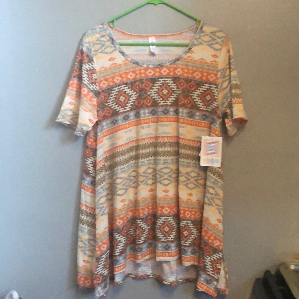 Lularoe perfect T. Tags attached. Never worn.